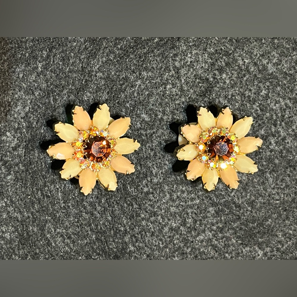 VINTAGE Weiss Clip On Rhinestone Earrings Floral champagne gold tone